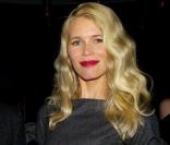 En 2008 à Londres, Claudia Schiffer prend la pose comme elle sait si bien le faire.