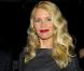 En 2008 à Londres, Claudia Schiffer prend la pose comme elle sait si bien le faire.