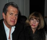 <p>Mario Testino et Anna Wintour lors du défilé Yves Saint Laurent, par Stefano Pilati pour la collection automne/hiver 2011/2012 prêt à porter à l\'Hôtel Salomon de Rotschild le 7 mars 2011 à Paris</p>