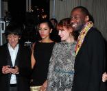  Ronnie Wood et sa compagne Ana Araujo lors du défilé Yves Saint Laurent, par Stefano Pilati pour la collection automne/hiver 2011/2012 prêt à porter à l'Hôtel Salomon de Rotschild le 7 mars 2011 à Paris 