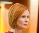 Cynthia Nixon dans Sex and the City. Elle y joue Miranda Hobbes, une femme qui jongle entre sa vie professionnelle et son rôle de mère !  