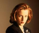 Ci-dessus, Dana Scully alias Gillian Anderson ! Le duo qu'elle formait avec Fox Mulder restera inoubliable.  