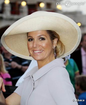 La reine Beatrix, accompagnée de son fils le prince héritier Willem-Alexander et son épouse la très preppy princesse Maxima, en visite d'Etat au Qatar en mars 2011 (le 9).