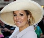 La reine Beatrix, accompagnée de son fils le prince héritier Willem-Alexander et son épouse la très preppy princesse Maxima, en visite d'Etat au Qatar en mars 2011 (le 9).
