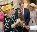 La reine Beatrix, accompagnée de son fils le prince héritier Willem-Alexander et son épouse la très preppy princesse Maxima, en visite d'Etat au Qatar en mars 2011 (le 9).