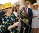 La reine Beatrix, accompagnée de son fils le prince héritier Willem-Alexander et son épouse la très preppy princesse Maxima, en visite d'Etat au Qatar en mars 2011 (le 9).