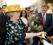 La reine Beatrix, accompagnée de son fils le prince héritier Willem-Alexander et son épouse la très preppy princesse Maxima, en visite d'Etat au Qatar en mars 2011 (le 9).
