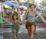 Dans les premières minutes d'  Au-delà , Cécile de France est victime d'un Tsunami (ici avec Jessica Griffiths) 