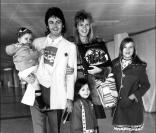 Paul et Linda McCarteny avec leurs enfants en 1973