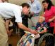Le prince William en visite en Australie, fin mars 2011. Le petit-fils de la reine Elizabeth II a apporté son soutien aux sinistrés des inondations du Queensland et du passage du cyclone Yasi.
