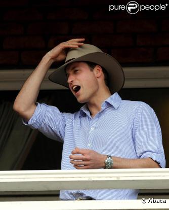 Le prince William en visite en Australie, fin mars 2011. Le petit-fils de la reine Elizabeth II a apporté son soutien aux sinistrés des inondations du Queensland et du passage du cyclone Yasi.