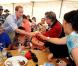 Le prince William en visite en Australie, fin mars 2011. Le petit-fils de la reine Elizabeth II a apporté son soutien aux sinistrés des inondations du Queensland et du passage du cyclone Yasi.