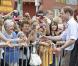 Le prince William en visite en Australie, fin mars 2011. Le petit-fils de la reine Elizabeth II a apporté son soutien aux sinistrés des inondations du Queensland et du passage du cyclone Yasi.
