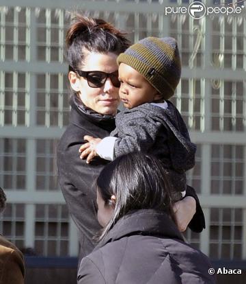 Sandra Bullock et son fils Louis dans un parc new-yorkais, le 20 mars 2011.