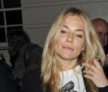 Sienna Miller à la sortie du théâtre, à Londres le 5 mars 2011
