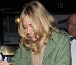 Sienna Miller à la sortie du théâtre, à Londres le 8 mars 2011