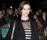 Keira Knightley à la sortie du théâtre, à Londes le 16 mars  2011