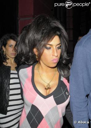 Amy Winehouse joue la barmaid dans son préféré de Londres, le 23 mars 2011