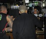 Amy Winehouse joue la barmaid dans son préféré de Londres, le 23 mars 2011