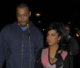 Amy Winehouse joue la barmaid dans son préféré de Londres, le 23 mars 2011