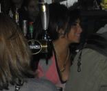 Amy Winehouse joue la barmaid dans son préféré de Londres, le 23 mars 2011