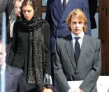 La princesse Antoinette, morte dans la nuit du 17 au 18 mars, a reçu l'hommage de tout-Monaco à ses  funérailles le 23 mars... Charlotte et Andrea Casiraghi (ainsi qu'Alexandra de Hanovre, derrière, et Pierre Casiraghi) se sont recueillis...