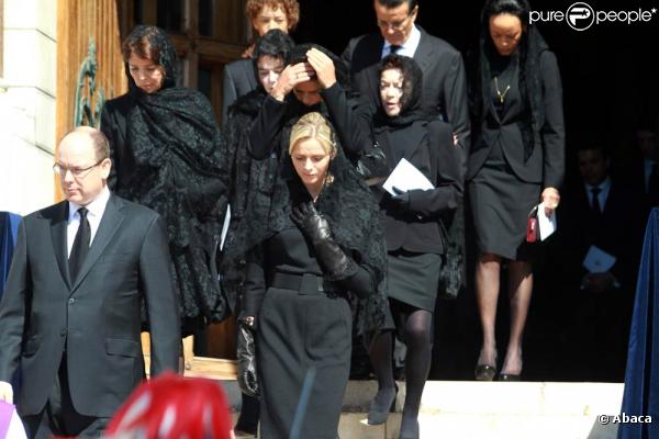 La princesse Antoinette, décédée dans la nuit du 17 au 18 mars 2011 au  CH Princesse Grace, a reçu l'hommage de tout-Monaco lors de ses  funérailles le 23 mars... Le prince Albert a décrété un deuil national  jusqu'au 1er avril.