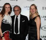 Diego Della Valle entouré par Lucy Yeomans (rédactrice en chef de Harper's Bazaar) et Iwona Blazwick à la Tod's Art Plus Drama Party, le 24 mars à la Whitechapel Gallery de Londres
