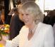 Le prince Charles et Camilla en visite officielle en Espagne, le 30 mars 2011. Le couple se promène sur les stands du San Miguel Market, à Madrid.