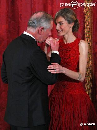 Le prince Charles et Camilla en visite officielle en Espagne, le 30 mars 2011. Dîner de Gala au Palais, à Madrid. Ils sont reçus par Letizia et Felipe d'Espagne !