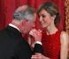 Le prince Charles assiste à une belle chute et charme Letizia d'Espagne !