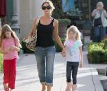 Denise Richards et ses filles Sam et Lola (30 mars 2011 à Los Angeles)
