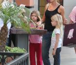 Denise Richards et ses filles Sam et Lola (30 mars 2011 à Los Angeles)