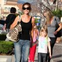 Denise Richards protège ses filles en faisant... du shopping !