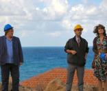 <p>Manu Payet entre Gérard Depardieu et Fanny Ardant dans <em>Hello Goodbye</em></p>