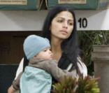 Camila Alves s'arrête chez un fleuriste avec ses enfants Levi et Vida, à Los Angeles, le vendredi 25 mars.
