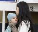 Camila Alves s'arrête chez un fleuriste avec ses enfants Levi et Vida, à Los Angeles, le vendredi 25 mars.