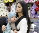 Camila Alves s'arrête chez un fleuriste avec ses enfants Levi et Vida, à Los Angeles, le vendredi 25 mars.