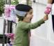 Camila Alves s'arrête chez un fleuriste avec ses enfants Levi et Vida, à Los Angeles, le vendredi 25 mars.