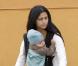 Camila Alves s'arrête chez un fleuriste avec ses enfants Levi et Vida, à Los Angeles, le vendredi 25 mars.
