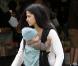 Camila Alves s'arrête chez un fleuriste avec ses enfants Levi et Vida, à Los Angeles, le vendredi 25 mars.