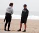 Matthew McConaughey s'offre une petite séance de sport avec l'aide de son coach sportif, sur la plage de Malibu, samedi 26 mars.
