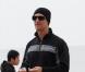 Matthew McConaughey s'offre une petite séance de sport avec l'aide de son coach sportif, sur la plage de Malibu, samedi 26 mars.