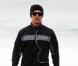Matthew McConaughey s'offre une petite séance de sport avec l'aide de son coach sportif, sur la plage de Malibu, samedi 26 mars.
