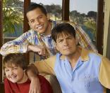 Angus T. Jones,  Charlie Sheen et Jon Cryer dans la série Mon Oncle Charlie <br />