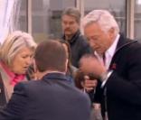 Quand Laurent Boyer brise, par erreur, le service en porcelaine d'une valeur sentimentale inestimable de son invitée...