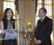 Elsa Zylberstein au ministère de la Culture, à Paris, lors de sa remise des insignes de chevalier dans l'ordre des Arts et des Lettres, des mains de Frédéric Mitterrand. 5 avril 2011