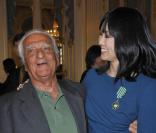 Linh Dan Pham et Alain Belmondo au ministère de la Culture, à Paris, lors de sa remise des  insignes de chevalier dans l'ordre des Arts et des Lettres. 5 avril  2011
