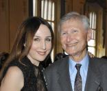 Elsa Zylberstein et son papa Albert au ministère de la Culture, à  Paris, lors de la remise des insignes de chevalier dans l'ordre des Arts  et des Lettres d'Elsa. 5 avril 2011