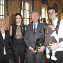 Elsa Zylberstein, son papa, sa maman et son frère au ministère de la Culture, à  Paris, lors de la remise des insignes de chevalier dans l'ordre des Arts  et des Lettres d'Elsa. 5 avril 2011